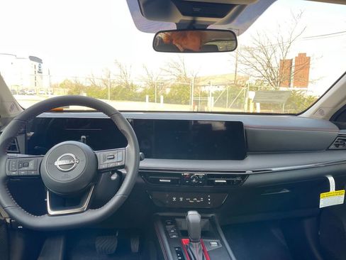 Used 2025 Nissan Kicks SR image 12