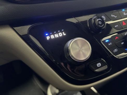 Used 2023 Chrysler Pacifica Touring-L FWD image 17