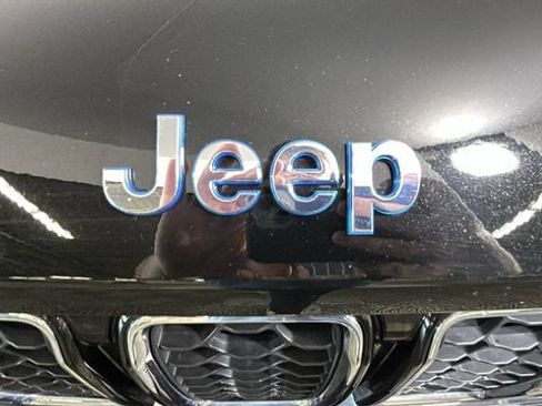 Used 2023 Jeep Grand Cherokee Overland w/ Luxury Tech Group IV AWD/4WD image 8