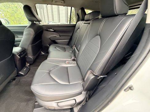 Used 2023 Toyota Highlander L image 19