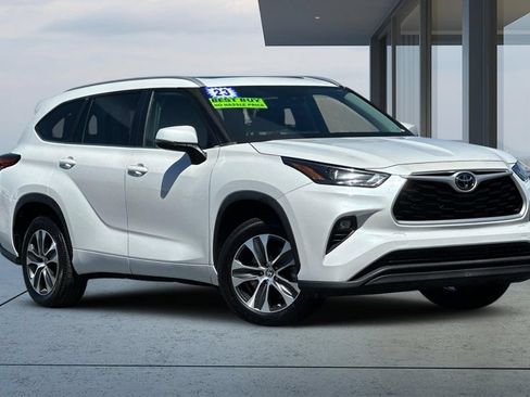 Used 2023 Toyota Highlander XLE FWD image 3