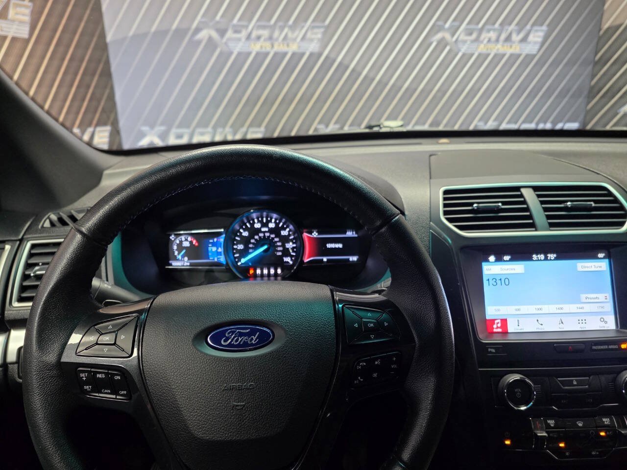 Used 2017 Ford Explorer XLT w/ Equipment Group 202A FWD image 17
