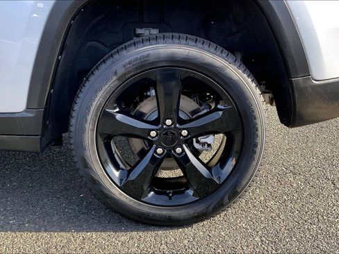 Certified 2024 Jeep Grand Cherokee Limited w/ Black Appearance Package image 10