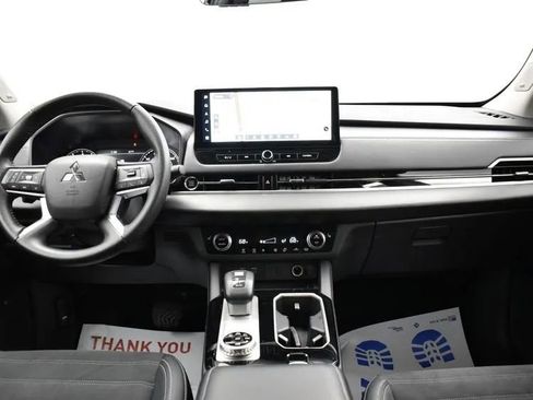 Used 2025 Mitsubishi Outlander SE image 19