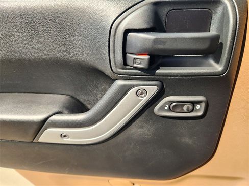 Used 2017 Jeep Wrangler Unlimited Sahara w/ Connectivity Group image 24