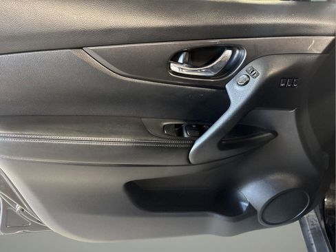 Used 2020 Nissan Rogue SV w/ Premium Package image 16