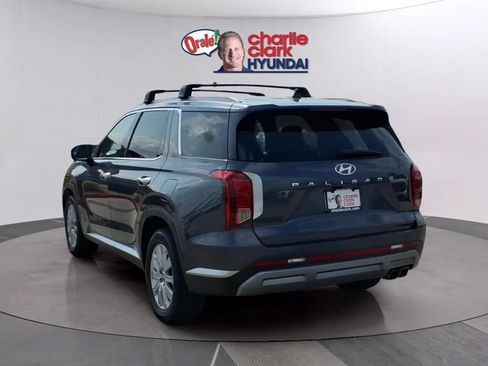 Used 2023 Hyundai Palisade SEL FWD image 3