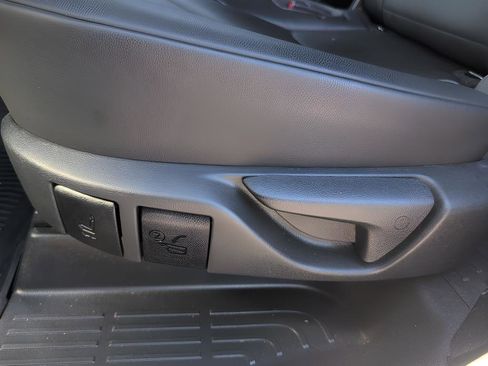 Used 2023 Toyota Highlander L image 37