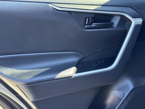 Used 2019 Toyota RAV4 LE image 12