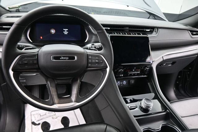 Used 2024 Jeep Grand Cherokee Limited AWD/4WD image 29