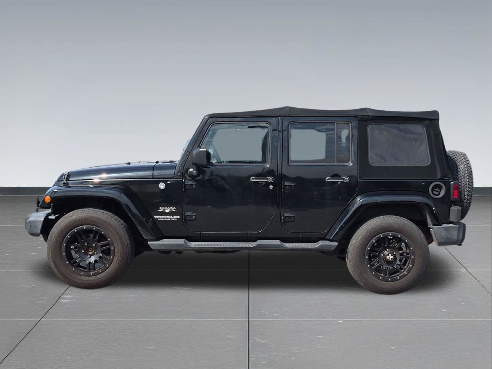 Used 2017 Jeep Wrangler Unlimited Sahara w/ Connectivity Group AWD/4WD image 3