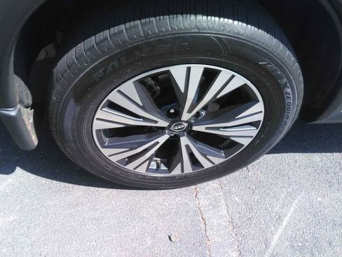 Used 2023 Nissan Rogue SV image 4