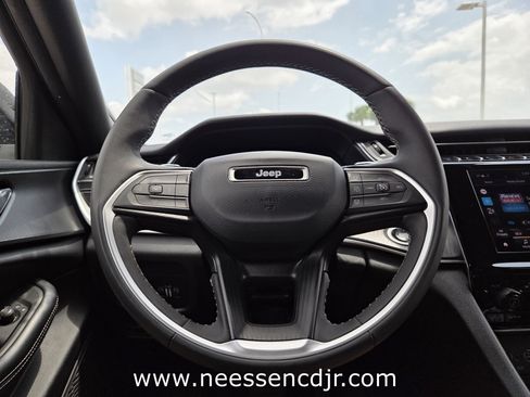 Used 2024 Jeep Grand Cherokee Altitude image 11