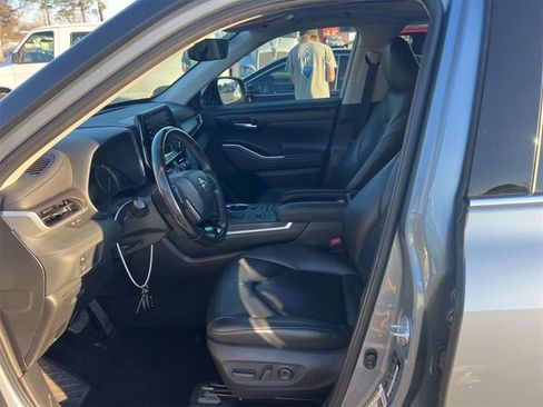 Used 2020 Toyota Highlander XLE image 8