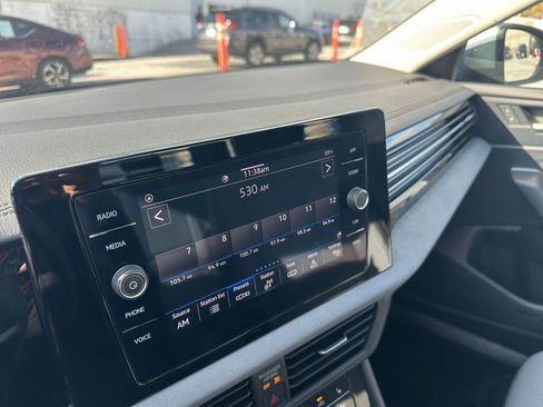 Used 2025 Volkswagen Jetta SE image 21