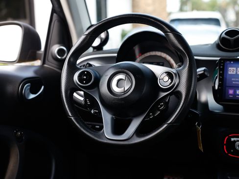 Used 2017 smart fortwo Proxy RWD image 26