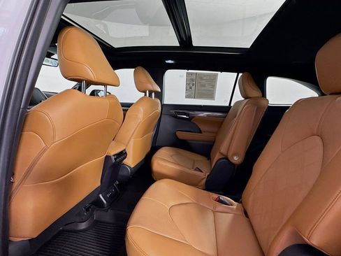 Used 2023 Toyota Highlander Platinum image 19