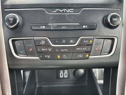 Used 2020 Ford Fusion SE AWD/4WD image 17