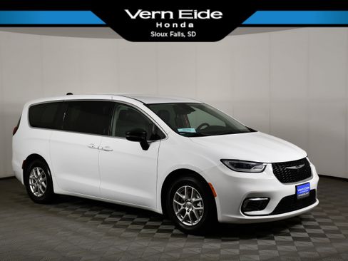 Used 2024 Chrysler Pacifica Touring-L FWD image 1