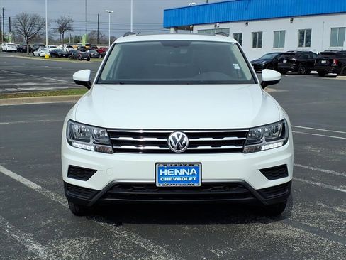 Used 2020 Volkswagen Tiguan SE w/ Panoramic Sunroof Package image 2