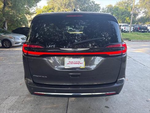 Used 2023 Chrysler Pacifica Touring-L FWD image 7