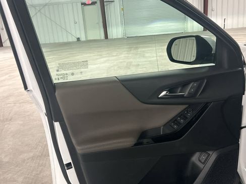 Used 2025 Chevrolet Equinox LT w/ Convenience Package II image 11