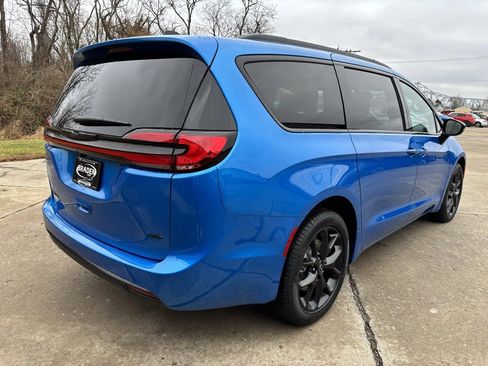 New 2026 Chrysler Pacifica Select image 7