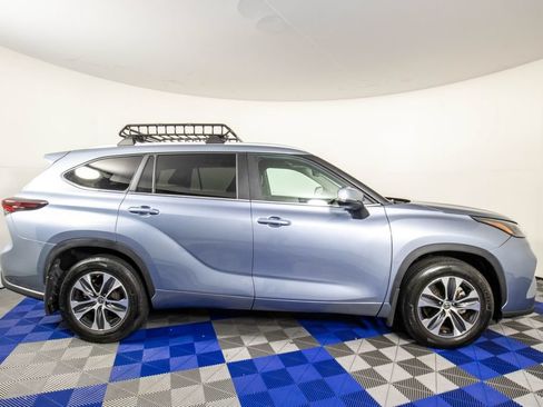 Used 2024 Toyota Highlander XLE FWD image 4