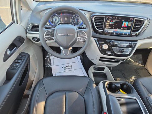 Used 2024 Chrysler Pacifica Touring-L FWD image 29