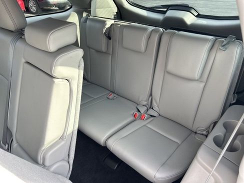 Used 2019 Toyota Highlander XLE image 16