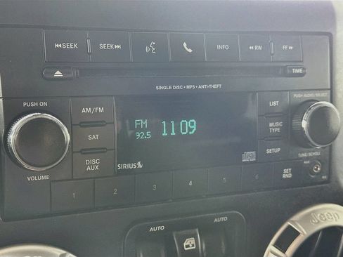 Used 2017 Jeep Wrangler Sahara w/ Connectivity Group AWD/4WD image 17