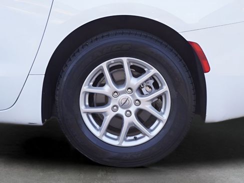 Used 2023 Chrysler Voyager LX image 15