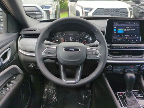 Used 2025 Jeep Compass Latitude AWD/4WD image 15