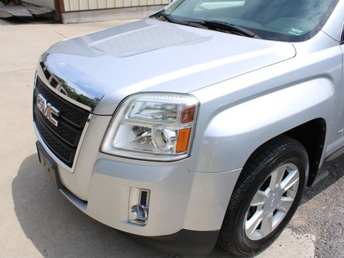 Used 2010 GMC Terrain SLE FWD image 3