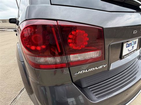 Used 2019 Dodge Journey Crossroad w/ Nav & Sun Group FWD image 15