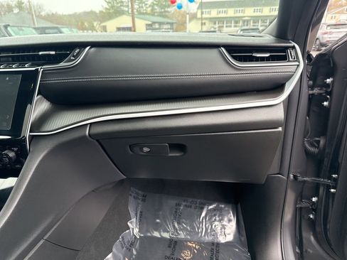 New 2025 Jeep Grand Cherokee 4WD image 28