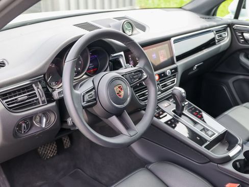 Certified 2026 Porsche Macan AWD/4WD image 4