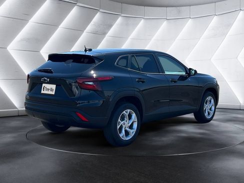 New 2026 Chevrolet Trax LS w/ LS Convenience Package FWD image 5