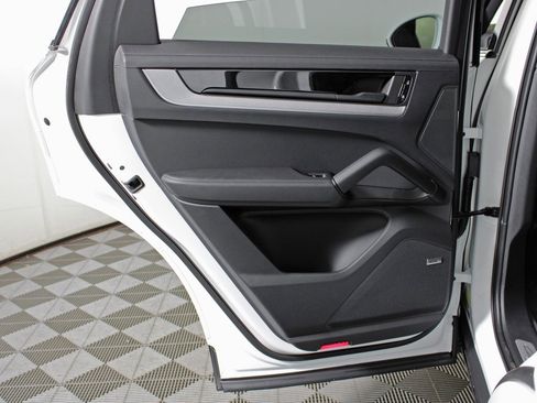 New 2026 Porsche Cayenne image 33