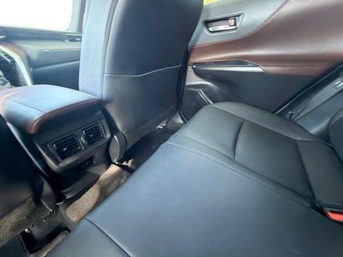Used 2024 Toyota Venza XLE AWD/4WD image 39