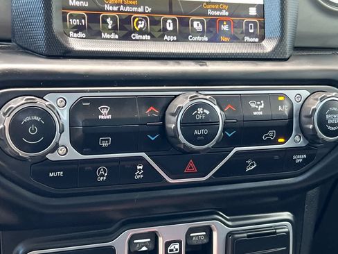 Used 2018 Jeep Wrangler Unlimited Sahara w/ Uconnect 4C Nav & Sound Group AWD/4WD image 23
