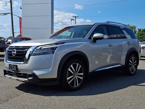 Used 2023 Nissan Pathfinder Platinum AWD/4WD image 3
