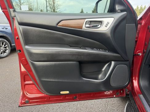Used 2019 Nissan Pathfinder Platinum image 11