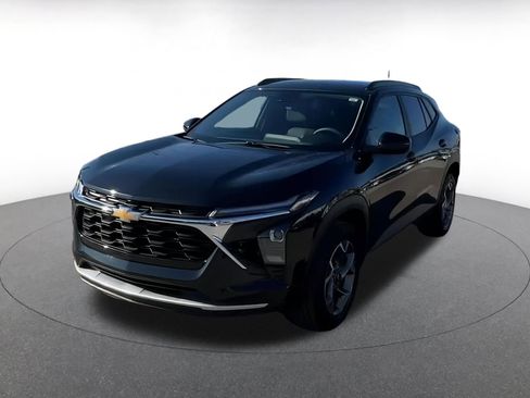 Used 2025 Chevrolet Trax LT image 3