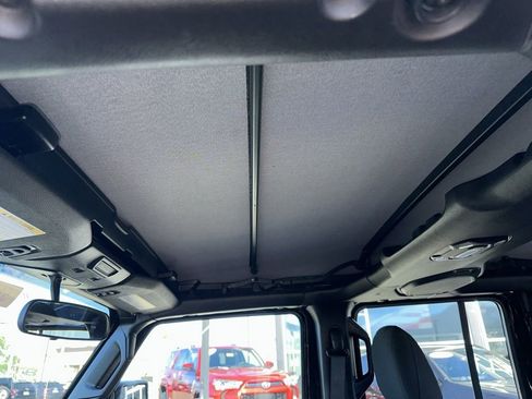 Used 2023 Jeep Gladiator Sport image 18