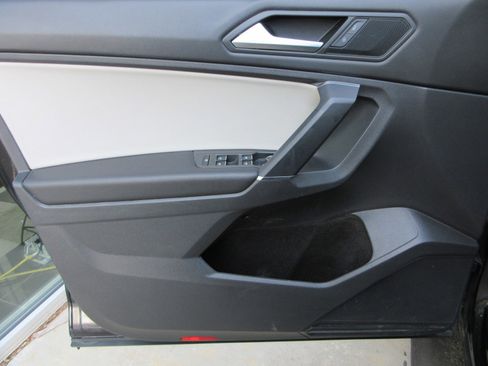 Used 2020 Volkswagen Tiguan SE R-Line AWD/4WD image 28