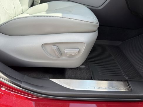 New 2026 Toyota Highlander Platinum image 16