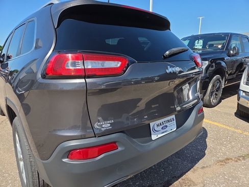 Used 2017 Jeep Cherokee Latitude FWD image 8