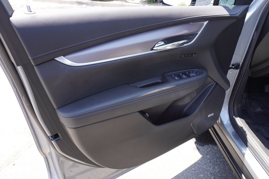 Certified 2025 Cadillac XT6 Luxury FWD image 19
