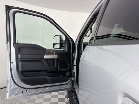 Used 2019 Ford F350 Lariat w/ Chrome Package image 10